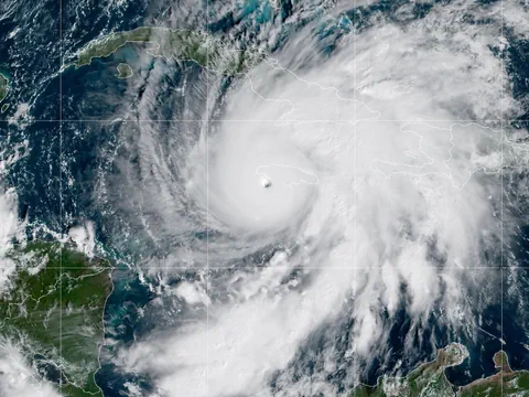 Satellitenbild eines tropischen Wirbelsturms über dem Ozean.