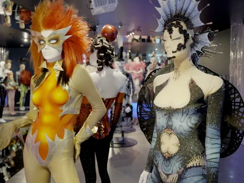 Schaufensterpuppen in futuristischen Kostümen im Ausstellungsraum.