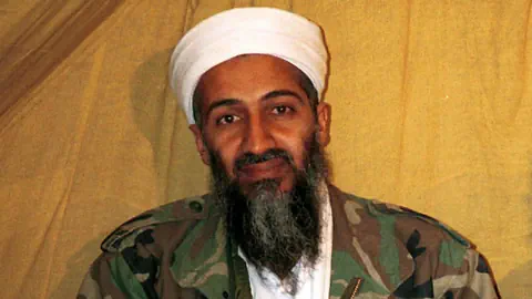 Portrait  von Osama Bin Laden mit weissem Turban.