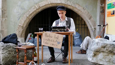 Poet Hector mit Schreibmaschine
