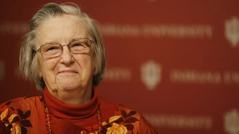 Porträtaufnahme von Elinor Ostrom, Nobelpreisträgerin