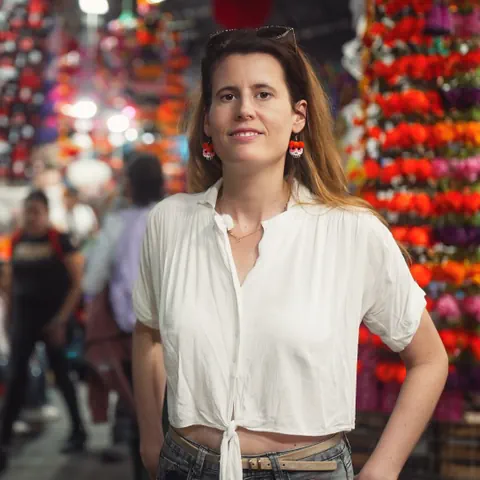 Portrait der Bernerin Tanja Vultier in Mexiko vor einem bunten Hintergrund.