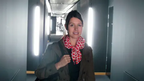 Eine junge Frau mit Foulard.