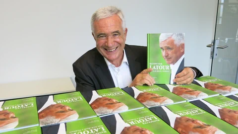 Hanspeter Latour mit seinem Buch.
