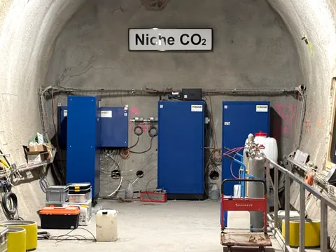 Unterirdischer Raum mit blauen Geräten und Schild 'Niche CO2'.