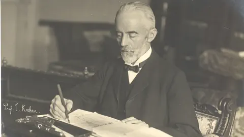 Theodor Kocher beim Verfassen einer Schrift.