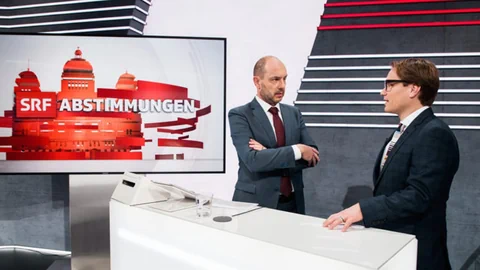 Lukas Golder und Urs Leuthard diskutieren im Abstimmungsstudio.