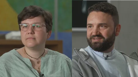 Zwei Personen in einer Nahaufnahme, beide mit Mikrofonen.
