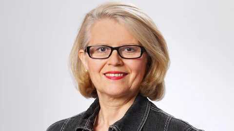 Eine Frau mit langen braunen Haaren beim Diskutieren