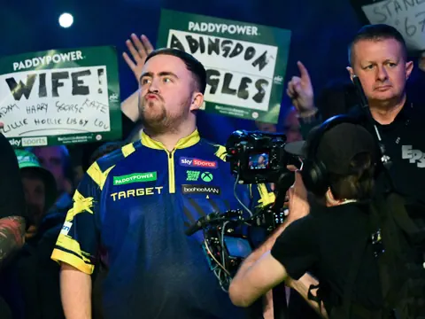 Luke Littler beim Einlauf 