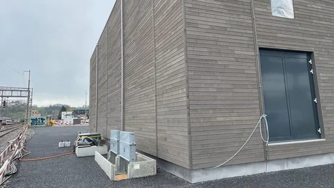Holzbau neben den Geleisen