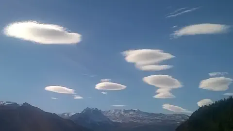 Blauer Himmel mit einzelnen Föhnwolken am 27. Oktober 2015