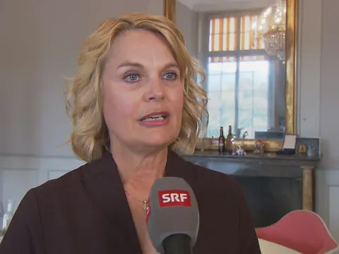 Frau mit blonden Haaren spricht in SRF-Mikrofon.