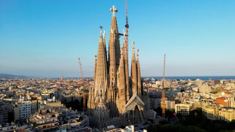 Die Sagrada Famila in Barcelona mit dem mittlerweile höchsten Kirchturm der Welt.