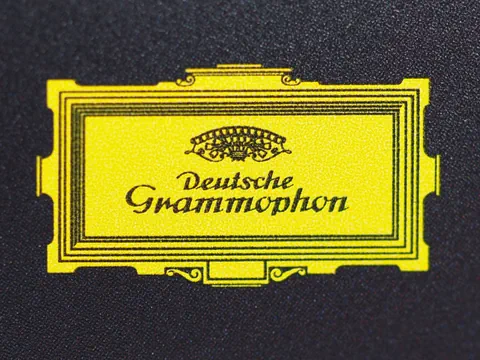 Deutsche Grammophon Logo in Gelb auf schwarzem Hintergrund.