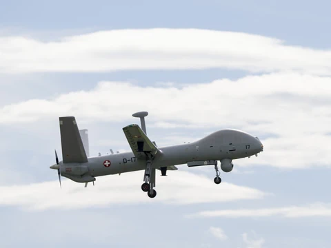 Unbemannter Drohnenflug vor bewölktem Himmel.
