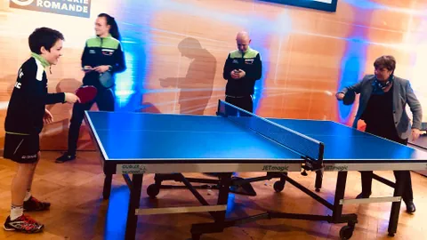 Viola Amherd spielt Tischtennis mit einem Jungen.