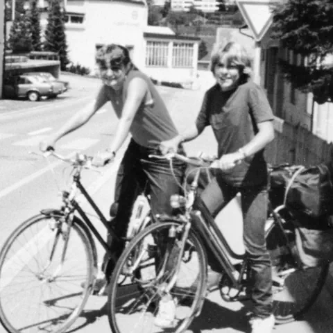 Zwei Mädchen auf Velos