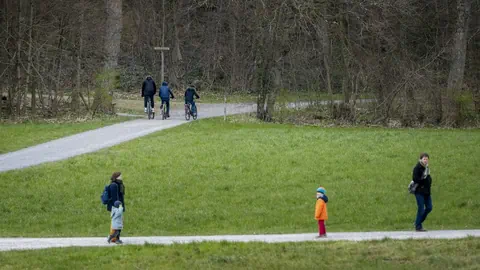 Personen unterwegs in der Natur