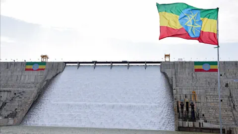 GERD-Staudamm im Hintergrund. Äthiopienflagge im Vordergrund. 