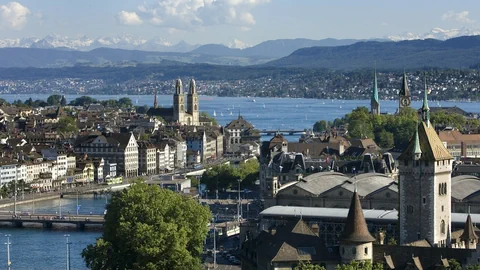 Blick auf die ZürcherAltstadt, den See und die Alpen.
