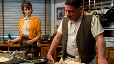 Mann und Frau stehen in einer Küche.