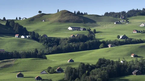 Einzeln stehende Häuser im hügeligen Appenzell.