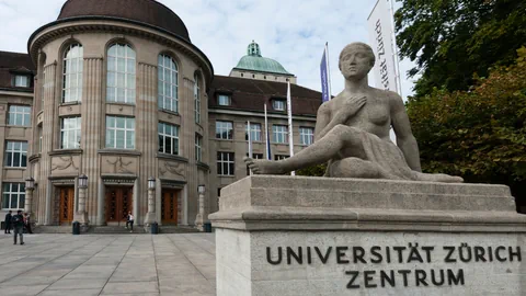 Eingang des Hauptgebäudes der Universität Zürich
