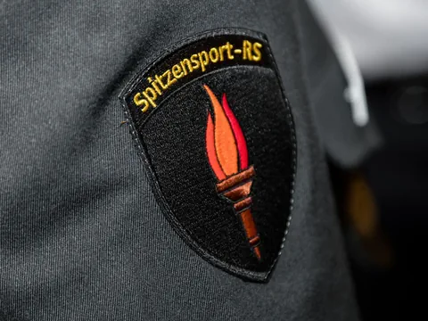 Logo von Spitzensport-RS auf einer schwarzen Jacke.