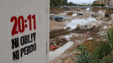 Ein Graffiti im Katastrophengebiet, das daran erinnert, dass der Alarm auf den Handys erst um 20:11 Uhr ausgelöst wurde.
