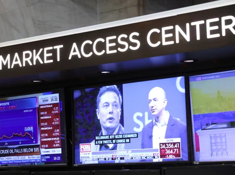 Bildschirme im Market Access Center mit Nachrichten und Börsendaten.