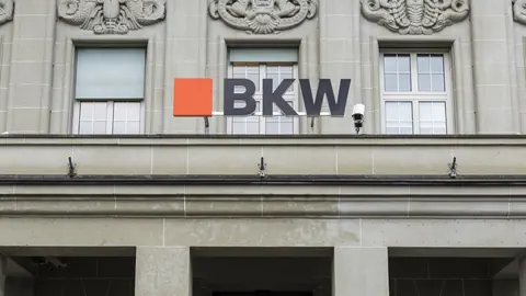 Historisches Gebäude mit BKW-Logo an der Fassade.