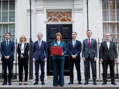 Grossbritanniens Finanzkanzlerin Rachel Reeves hält ihre Budgetbox, daneben weitere Regierungsmitglieder.