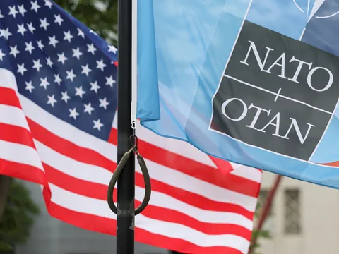 Nato- und USA-Flagge
