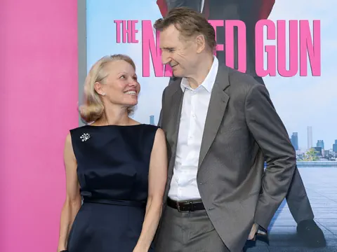 Pamela Anderson und Liam Neeson vor Plakat «The Naked Gun»