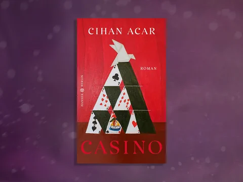 Buchcover mit einem Kartenturm und rotem Hintergrund.
