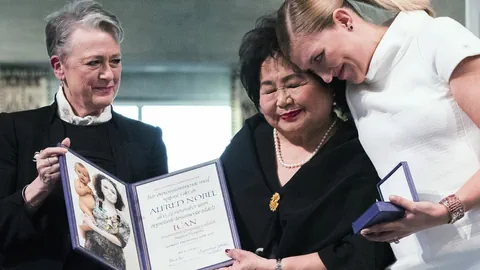 Berit Reiss-Andersen vom Nobelpreiskomitee, Hiroshima-Überlebende Setsuko Thurlow und Beatrice Fihn von ICAN bei der Friedensnobelpreisverleihung 2017 in Oslo.