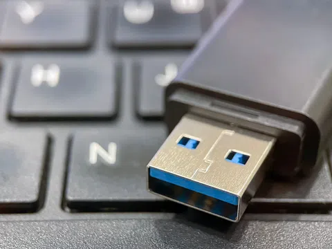 Nahaufnahme eines USB-Sticks auf einer Computertastatur.