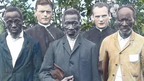 Eine kolorierte Abbildung von Missionaren und Brasilianern. Imago / United Archives 