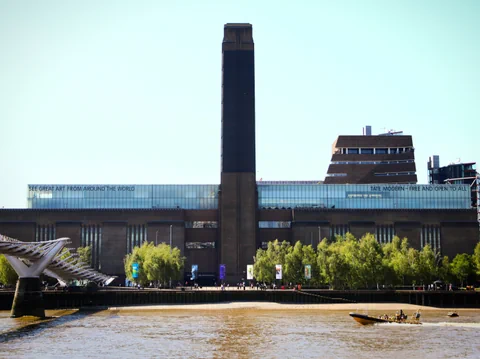 Tate Modern Museum in London mit Themse im Vordergrund.