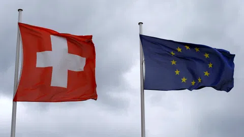 Schweizer und EU-Flagge im Wind.
