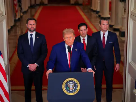 Trump und andere Kabinettsmitglieder vor dem Rednerpult.