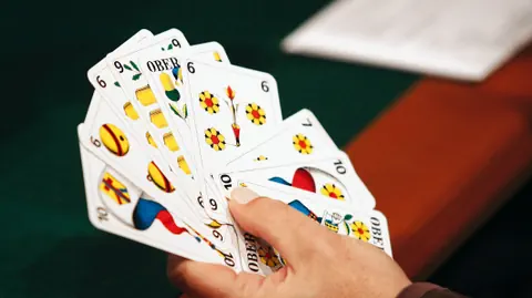 Jasskarten in der Hand
