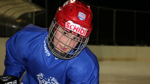 Nevio in Eishockey-Ausrüstung