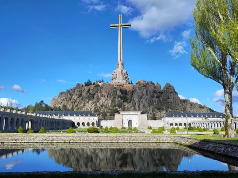Valle de los Caídos: Das grösste freistehende Kreuz der Welt prangt über der Klosteranlage der Benediktiner.