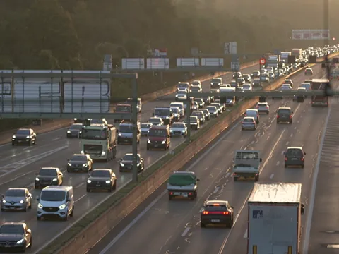 Stau auf der A2 vor Basel im Abendrot