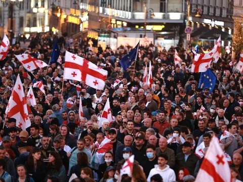 Menschenmassen in Tbilisi mit Flaggen Georgiens und der EU.