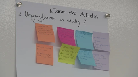 Board mit angeklebnten Zetteln. Darüber die Frage: Warum sind Auftreten und Umgangsformen so wichtig?