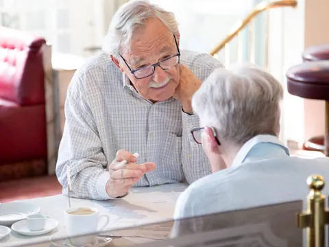 Senior berät Seniorin