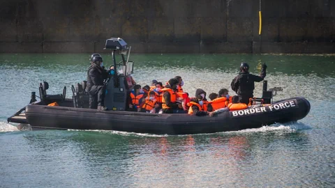 Migranten in einem Boot der britischen Grenzwache.
